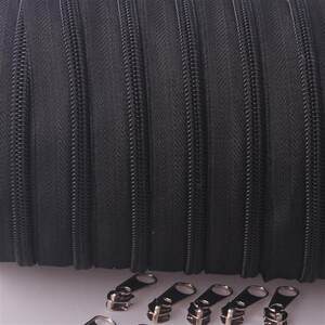 箱包拉鏈 從近期1800組圖片看配件設(shè)計(jì)的潮流與創(chuàng)新